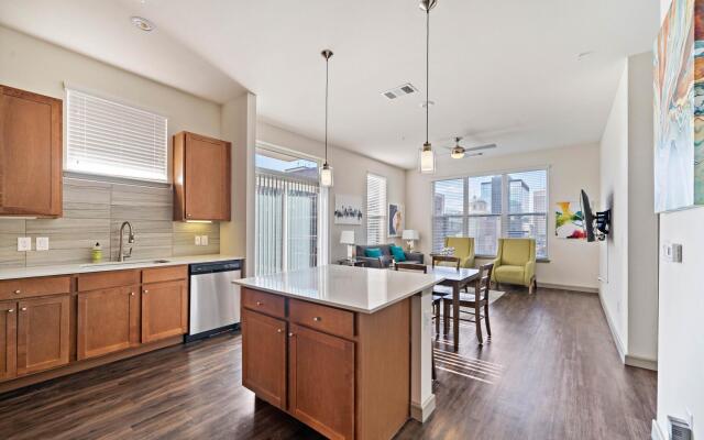 Deep Cleaned Modern 2BR Apt Downtown Location