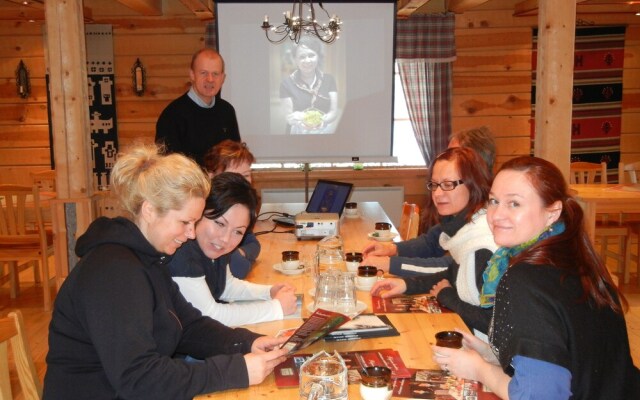 Isokenkäisten Klubi, Wilderness lodge