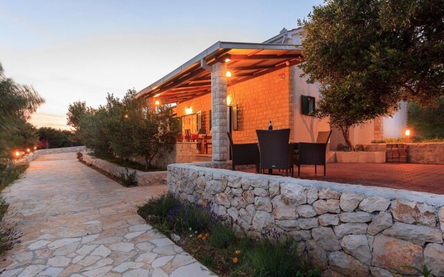 Beachfront Luxury Villa w. Pool & Large Garden