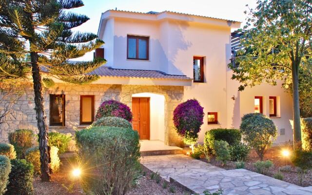 3 bedroom Villa Pera 12 with 10x5m private pool, within walking distance to resort village square, resort facilities, Aphrodite Hills