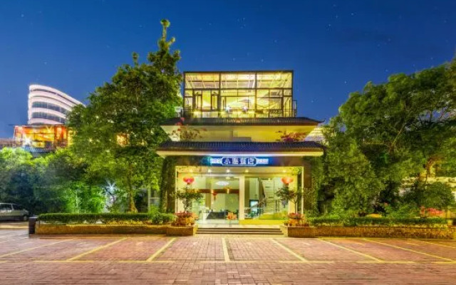Xiaolu Smart Hotel (Zhaoqing East Gate Plaza, Qixingyan Scenic Area)