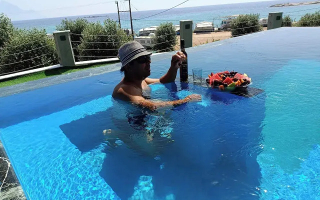 The Diamond of Kriaritsi private pools