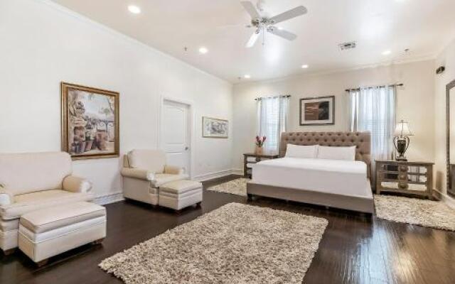 Spacious 4BD Luxury Penthouse with Balcony