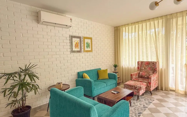 Modern 2BR w Pool Near Candolim and Coco Beach