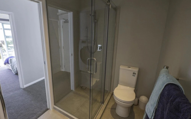 Seaview 1BR Apartment with Amazing Deck