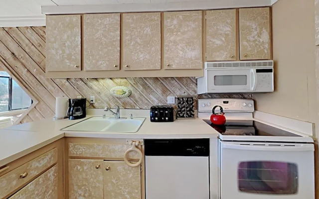 Slopeside 2 Bedroom Condo with 3 Hot Tubs, Sauna and Pool! Next To Canyon Lodge! by RedAwning