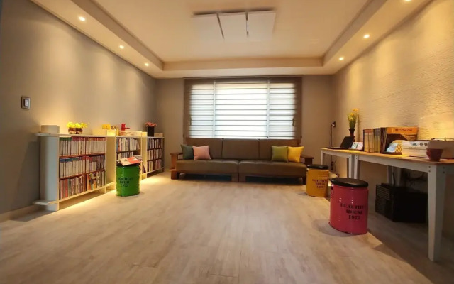 Friends Guest House - woman only