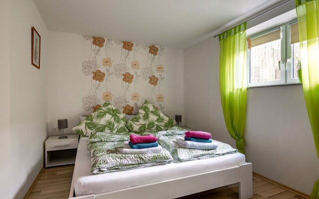 Cozy Apartment with Fenced Garden in Faid