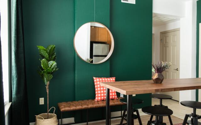Chic West Campus Apts by WanderJaunt