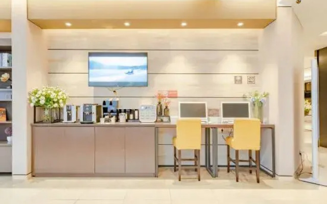 Ease Hotel (Wuhan Zhongshan Avenue Hanzheng Street Metro Station)