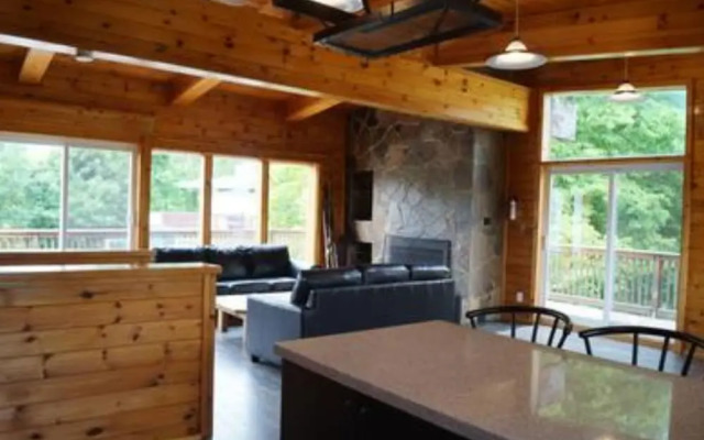 6 Bed Chalet w/ Hot Tub, Unit 8L
