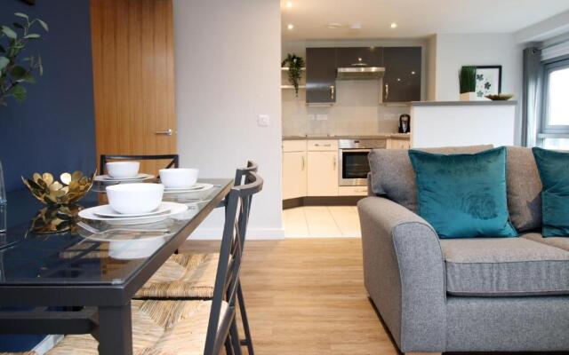 Violet's Corner Luxury Apartment by StayStaycations