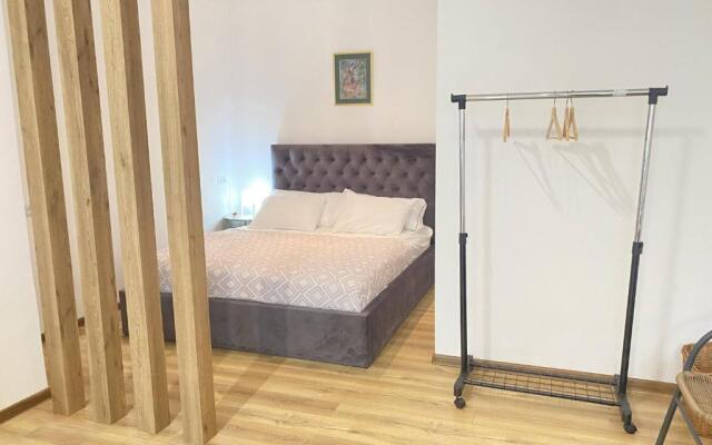 City Center Apart with Garden AC Near Metro