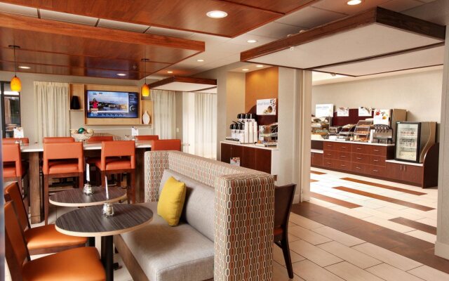 Holiday Inn Express & Suites Omaha South - Ralston Arena by IHG