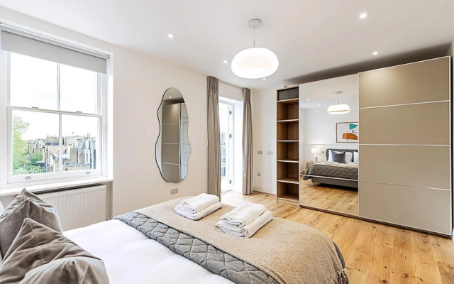 Light & Luxury Chelsea Apartment: Private Balcony!