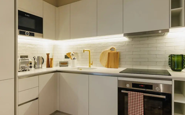 Sophisticated Studio Flat With Rooftop Access