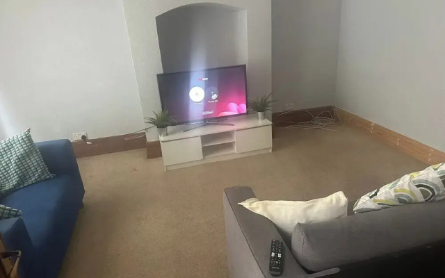 Spacious House- Parking, Garden & Central Location
