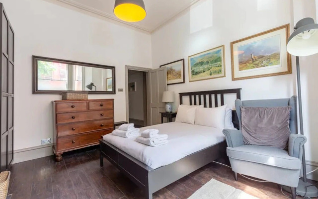 Eclectic 2 Bedroom Victorian era Apartment in Oval