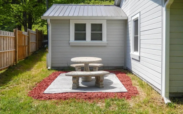 Quaint Appalachian Getaway ~ 2 Mi to Boone!