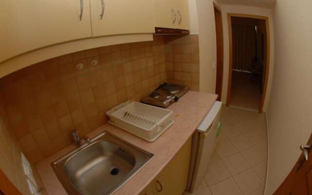 Nikos Hotel and Apartments