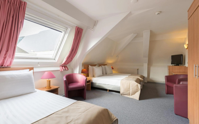 Rho Hotel - Image 2