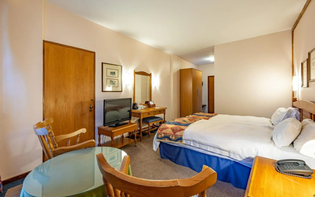 African Sky Hotels - Pine Lake Inn