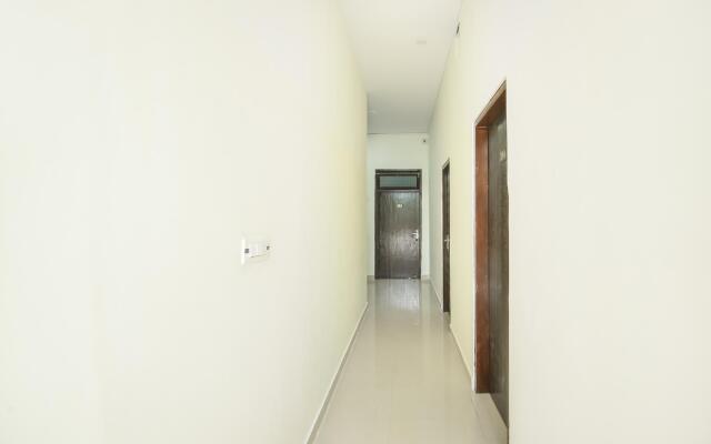 OYO 75672 Holidays Hotel