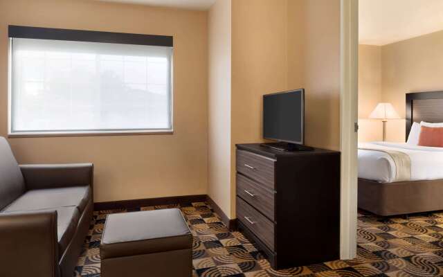 Hawthorn Extended Stay by Wyndham Milwaukee Airport