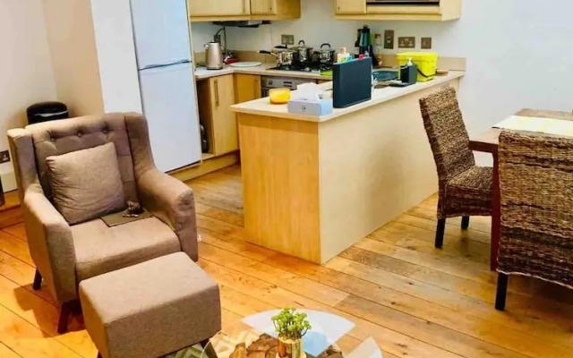 Pleasant, Intimate Flat With Backyard in Battersea