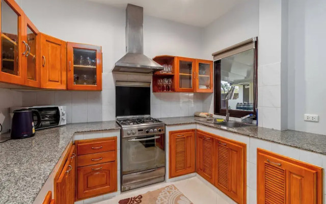 Poolside 3BR for Relaxed Stays V278