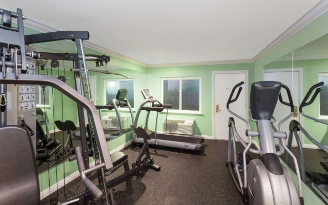 Travelodge by Wyndham Orange County Airport/ Costa Mesa