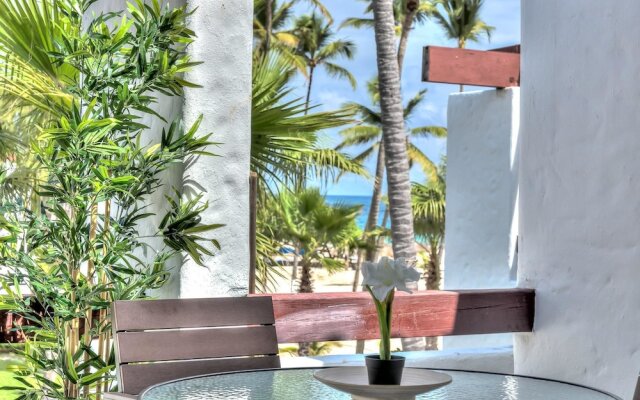 Feel The Ocean Breeze From This Alluring Beachfront Apartment D302