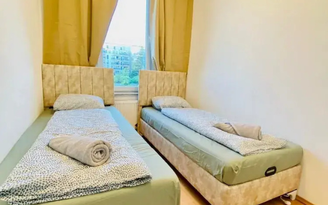 Rooms in Cozy 4BR Shared Apt Central