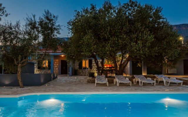 Luxury Private Villa Complex With Pool and Jacuzzi