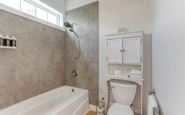 Steps to Buckeye Lake: Family-friendly Home