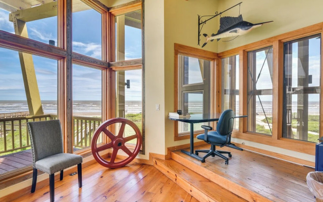 Oceanfront Home w/ Beach Access in Galveston