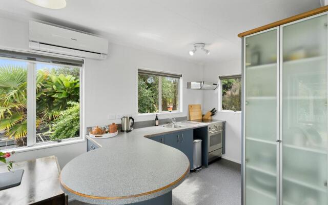 The Wee Blue Bach - Waikanae Beach Holiday Home