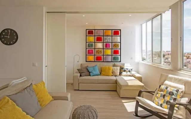 Magnificent 1 Bedroom Apartment With Views Over The Ocean