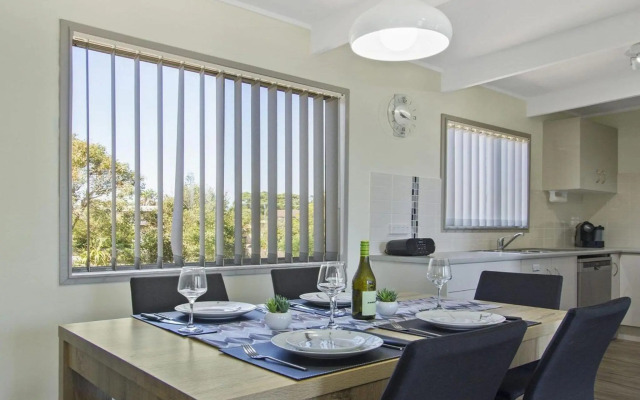 Dolphin Breeze - fully fenced and pet friendly