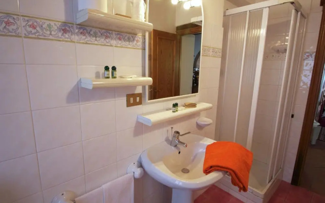 Authentic Farmhouse with Pool, Hot Tub, Playground, Garden