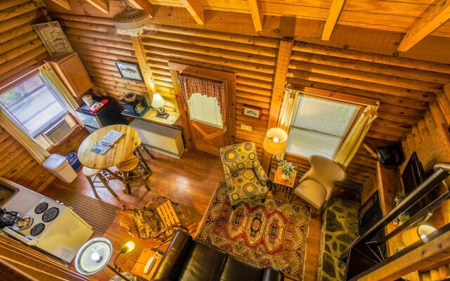 Mountainaire Inn and Log Cabins