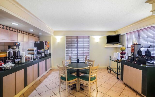 Super 8 by Wyndham Eagle Pass