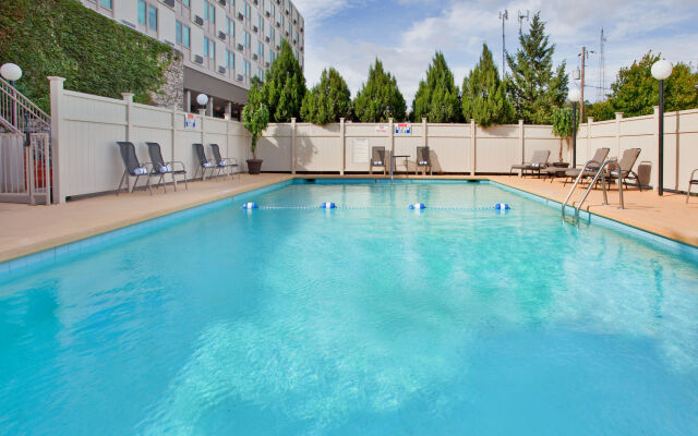 Holiday Inn Manhattan at the Campus by IHG