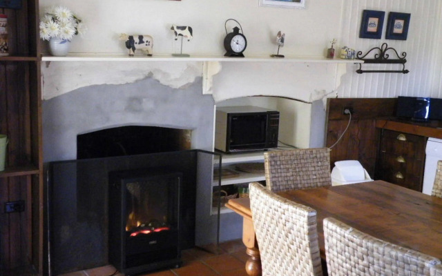 Pacific Heights Holiday Apartments and Munn’s Tower House