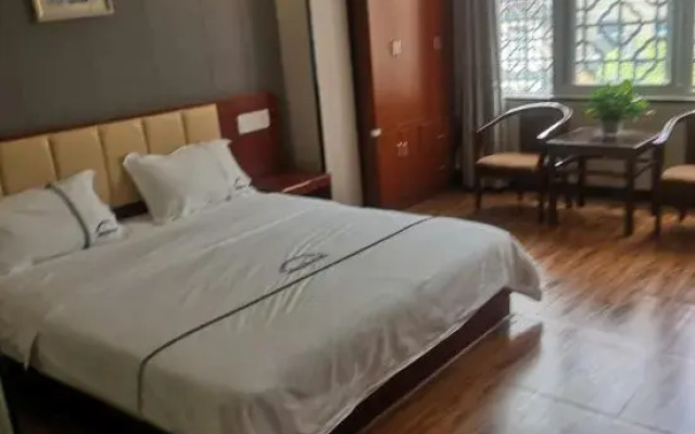Yilong Business Hotel