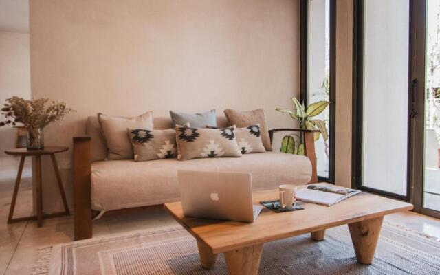 Spacious 2BR apt   Wide balcony w/tub & Yoga deck