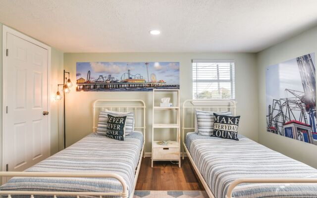 Hot Tub & Yard: Jimmy Buffet-themed Galveston Home