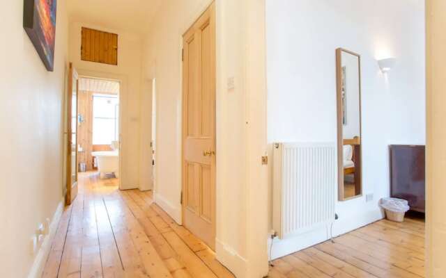 Spacious Traditional 3 Bedroom Flat in New Town