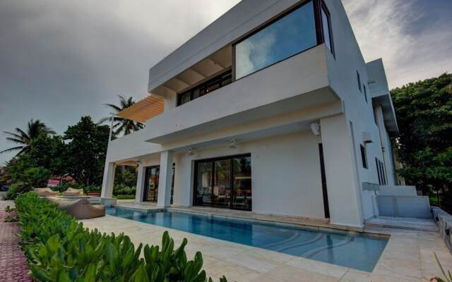 Wonderful 6 Bedroom villa 5 steps to the Best Beach in Playacar