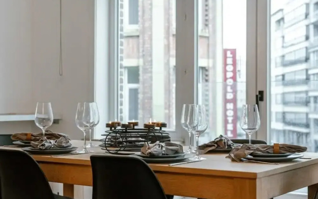 Centrally Located Modern Apartment With Parking